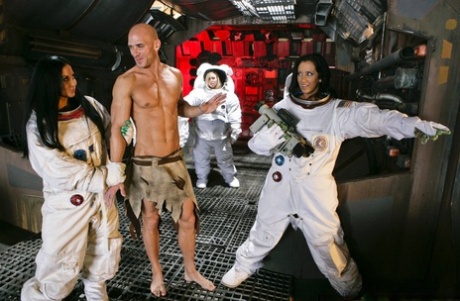 Джейден Джеймс и Одри Битони исследуют космическое пространство и огромный член 2