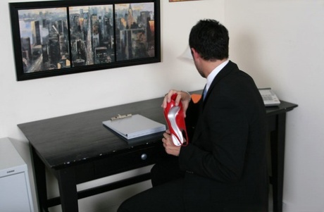 Джейден Джеймс с большими сиськами поклоняется своим ногам и трахает свою пизду 2