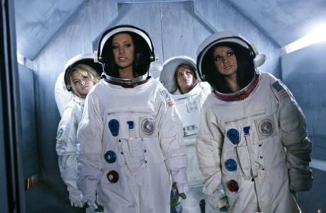 Джейден Джеймс и Одри Битони исследуют космическое пространство и огромный член 1