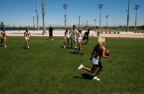 Горячая красотка Джейден Джеймс с огромными сиськами растягивает свою пизду 5