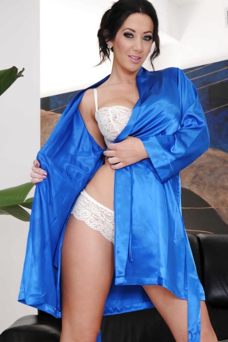 Грудастая Джейден Джеймс снимает с себя нижнее белье и дрочит пальцами свою пизду 1