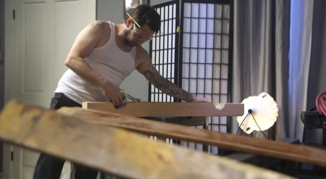 Брюнетку Дженнифер Уайт связывает и трахает ее арендатор-садист 3