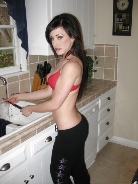 Любительская молоденькая красотка Дженнифер Уайт показывает свои большие сиськи и киску 4