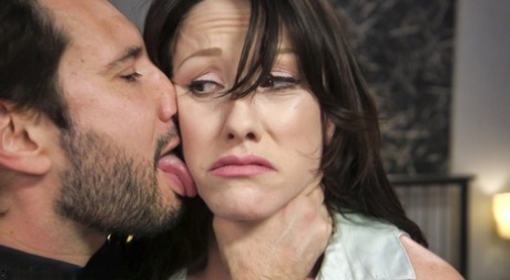 Брюнетку Дженнифер Уайт связывает и трахает ее арендатор-садист 15