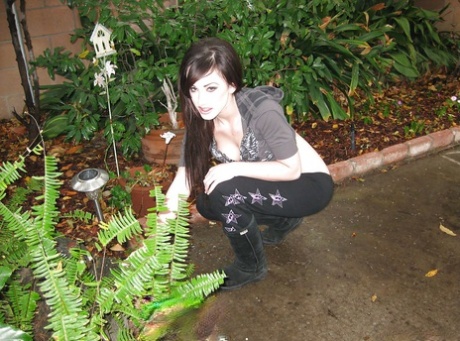 Любительская молоденькая красотка Дженнифер Уайт показывает свои большие сиськи и киску 1