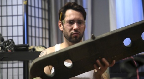 Брюнетку Дженнифер Уайт связывает и трахает ее арендатор-садист 1