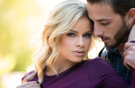 Красивая блондинка Джесса Роудс раздевается догола, чтобы доставить удовольствие своему другу-мужчине 15