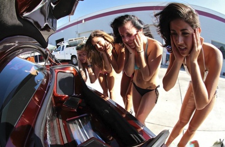 Соблазнительная цыпочка с большими сиськами Джесса Роудс снимает свой топ от бикини за наличные 4