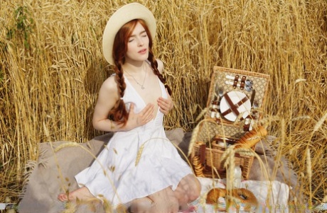 Молодая рыжеволосая Джиа Лисса раздевается догола во время пикника на овсяном поле 3