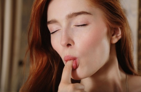 Молодая рыжеволосая Джиа Лисса гладит свою киску на посадочной полосе, сидя голой на стуле 2