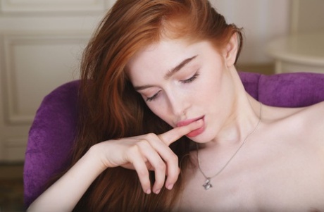 Светлокожая рыжеволосая Джиа Лисса гладит свою подстриженную киску, будучи полностью обнаженной 15