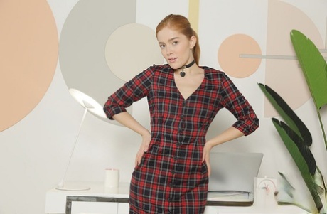 Рыжеволосая молоденькая Цзя Лисса распускает волосы во время траха пальцами 1