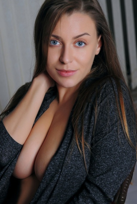 Красивая молоденькая Джозефина Би обнажает свои великолепные сиськи и пизду, прежде чем послать воздушный поцелуй 6