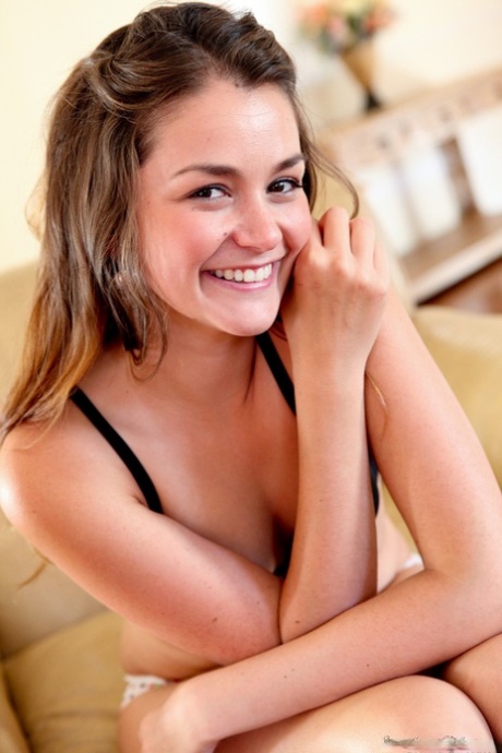 Сексуальная мамаша Джулия Энн и дикая молоденькая Элли Хейз позируют в сексуальном нижнем белье 6