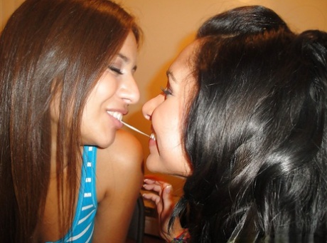 Латиноамериканские подростки Джинкс Мейз и Ким Кеннеди целуются и сосут сиськи друг друга 4