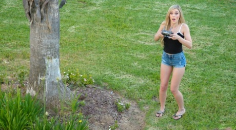 Молодые девушки Кали Роузс и Эмили Уиллис занимаются лесбийским сексом на кровати 6