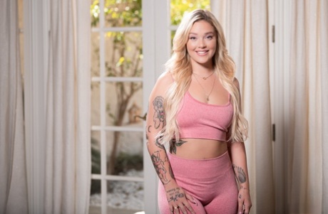 Три толстозадые женщины занимаются йогой в своей тренировочной одежде 1