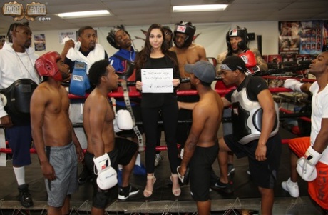 Брюнетка шлюха встает на колени, чтобы отсосать кучу черных членов 1