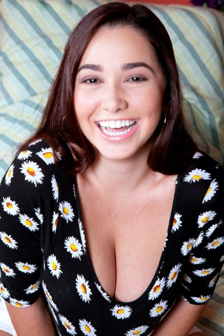 Неопытная Карли Грей отодвигает свои трусики в сторону, сидя на своей кровати 4