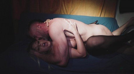 Белокурая цыпочка Кейли Ганнер занимается грубым сексом в чулках 20