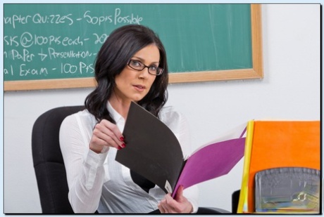 Сладострастная учительница Кендра Ласт избавляется от своего строгого костюма и нижнего белья 1