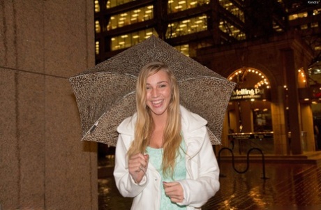 После долгих поддразниваний молодая блондинка обнажает свои красивые дыни 2