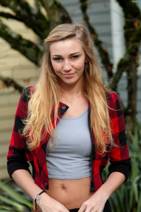 Занудная студентка колледжа стягивает свои штанины на тротуаре и в школьной библиотеке 12