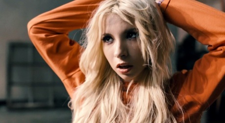 Худенькую блондинку Кензи Ривз принуждает к лесбийскому сексу полицейская Эбигейл Мак 1