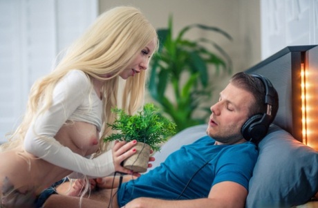 Стройная блондинка Кензи Ривз соблазняет своего сводного брата в гольфах до колен 8