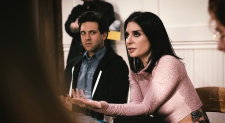 Татуированная брюнетка занимается сексом со своим парнем после того, как он закончил трахать блондинку 7