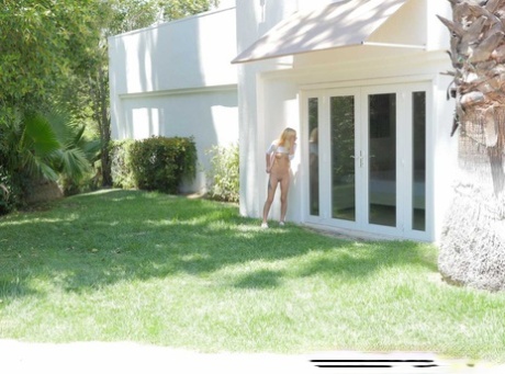 Симпатичная девушка-подросток Кензи Ривз обнажает свои упругие сиськи и попку, чтобы пройтись по лужайке 9