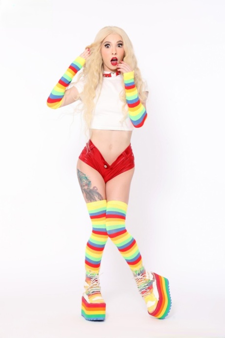 Гибкую блондинку трахают два больших черных члена в носках выше колена 1