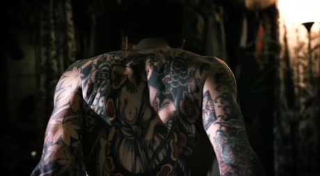 Три девушки доставляют удовольствие друг другу, когда их не трахает их приятель 14