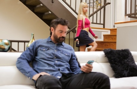 Молоденькая блондинка Кензи Ривз трахается со своим отчимом в носках выше колена 1