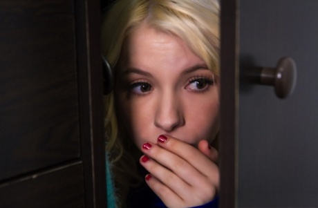 Длинноволосые девушки Хейли Рид и Кензи Ривз делают двойной минет во время 3way 7