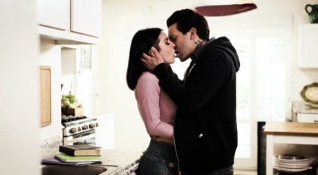 Татуированная брюнетка занимается сексом со своим парнем после того, как он закончил трахать блондинку 8