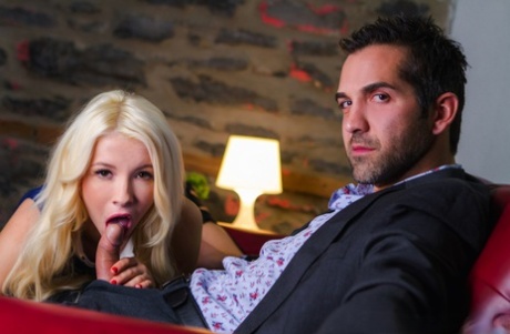 Худенькая блондинка Кензи Ривз брызжет спермой на свою киску после траха 9