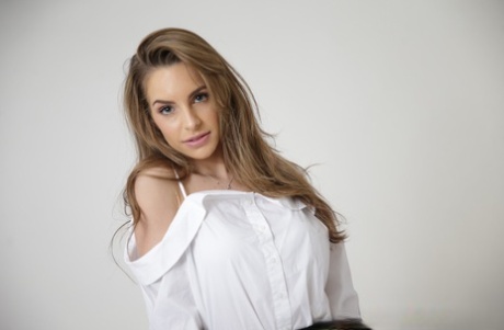 Сольная модель Кимми Грейнджер снимает черную мини-юбку, чтобы позировать обнаженной 2