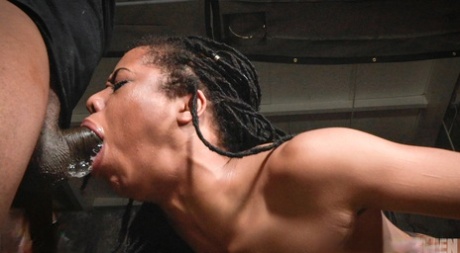 Негритянку Киру Нуар поджаривают на вертеле черные и белые мужчины в подземелье 11