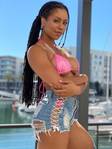 Негритянка Кира Нуар моделирует бикини перед тем, как отсосать мяч и вылизать задницу Би Джею 3