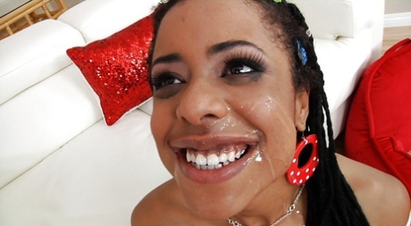 Черная порнозвезда Кира Нуар принимает болезненный трах в попку и сперму на лицо 16