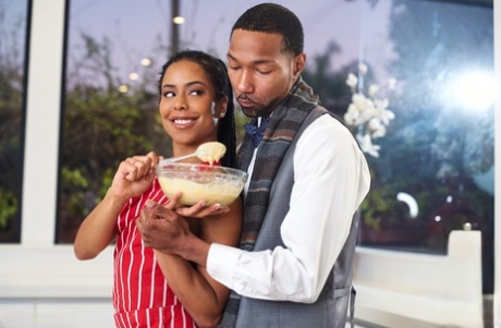 Негритянка Кира Нуар завершает секс черное на черном спермой на своем лице 3