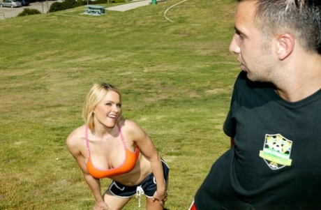 Спортивная блондинка с круглыми сиськами Крисси Линн дрочит сиськи и трахается 6