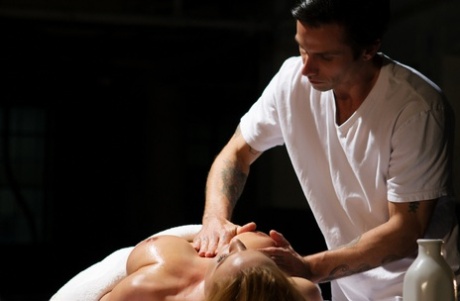 Горячая блондинка Крисси Линн занимается сексом со своим массажистом 11