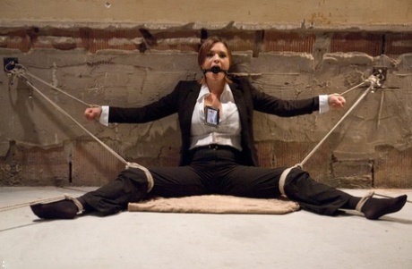 Рыжеволосый правительственный агент работает под прикрытием в качестве секс-рабыни 2