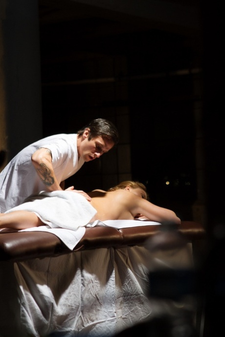 Горячая блондинка Крисси Линн занимается сексом со своим массажистом 3