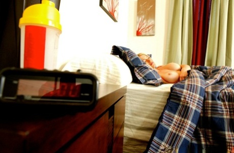 Спортивная блондинка с круглыми сиськами Крисси Линн дрочит сиськи и трахается 2