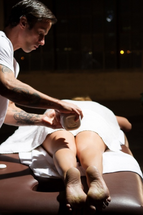 Горячая блондинка Крисси Линн занимается сексом со своим массажистом 5