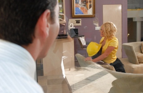 Возбужденная мамаша Крисси Линн получает удар по своей киске черным членом 2