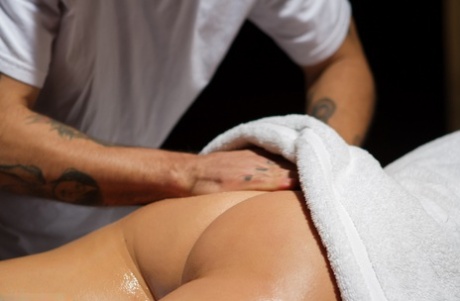 Горячая блондинка Крисси Линн занимается сексом со своим массажистом 7